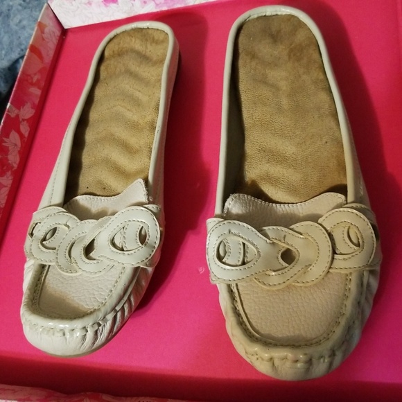 Neutral Slide on Soft Flats - Picture 1 of 3